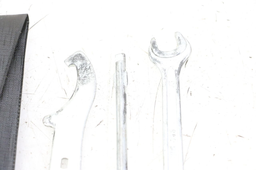 photo de TOOL KIT HONDA FES S-WING SWING ABS 125 (2007 - 2015) - Alternative perspective