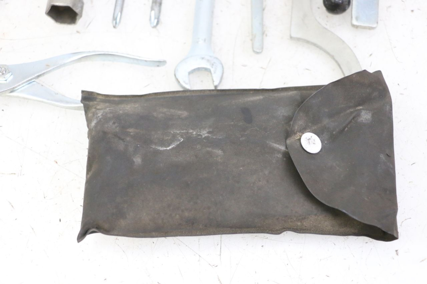 photo de TOOL KIT KAWASAKI ZR7 ZR-7 S 750 (1999 - 2004) - Alternative perspective