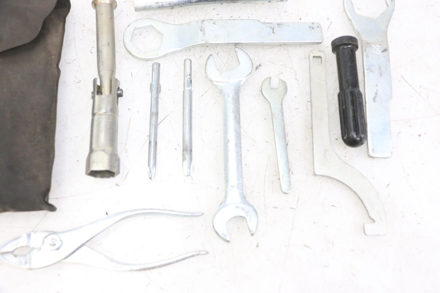 photo de TOOL KIT KAWASAKI ZR7 ZR-7 S 750 (1999 - 2004) - Fixing points details