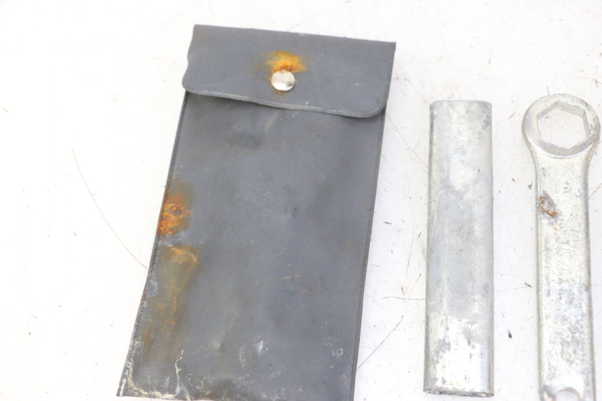 photo de TOOL KIT HONDA SCV LEAD 100 (2003 - 2007) - Distinctive features