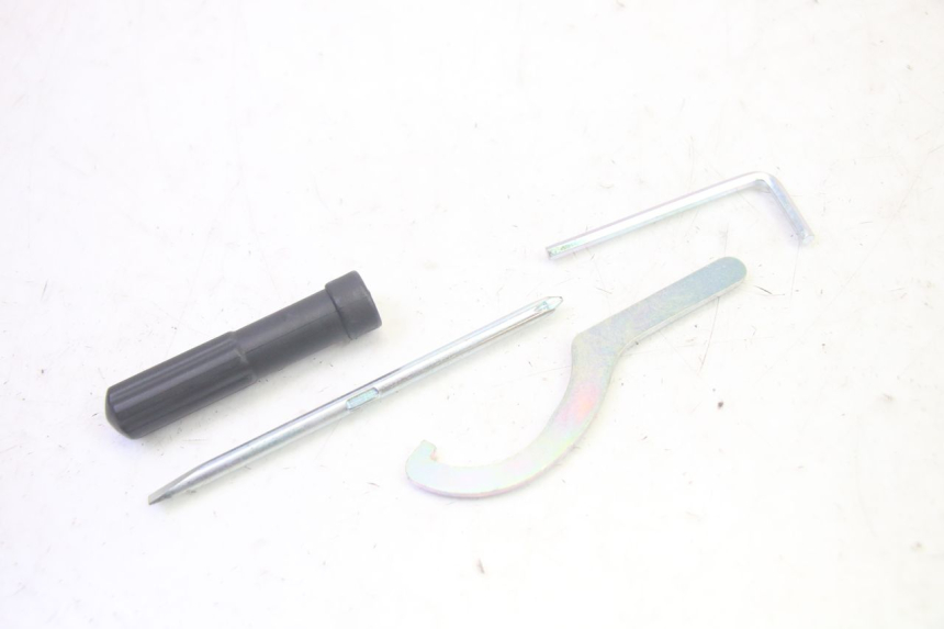 photo de TOOL KIT YAMAHA TRICITY 300 (2020 - 2024) - Alternative perspective