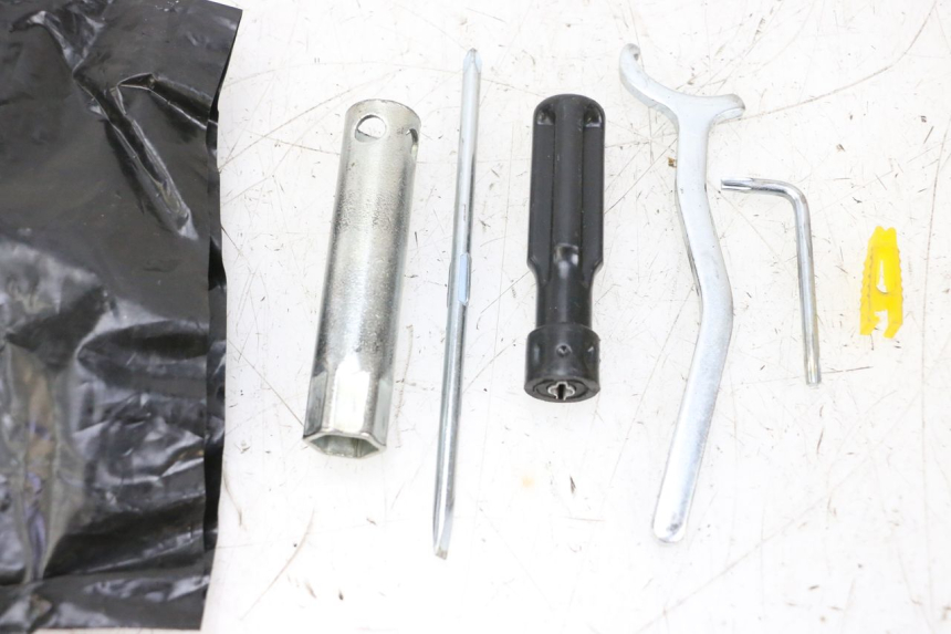 photo de TOOL KIT PIAGGIO VESPA GTS SUPER IE 125 (2009 - 2016) - Alternative perspective