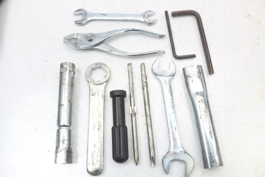 photo de Tool kit SUZUKI VL INTRUDER 125 (2004 - 2007) - Technical close-up