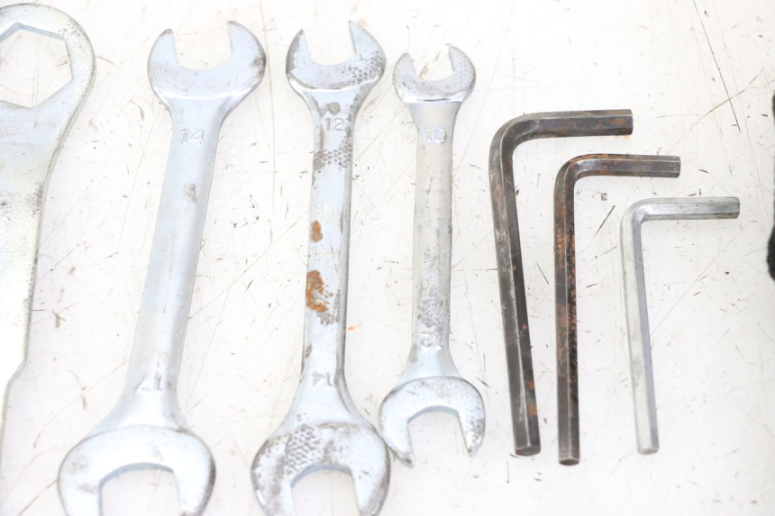 photo de TOOL KIT YAMAHA XJ6 ABS 600 (2008 - 2016) - Surface and material condition