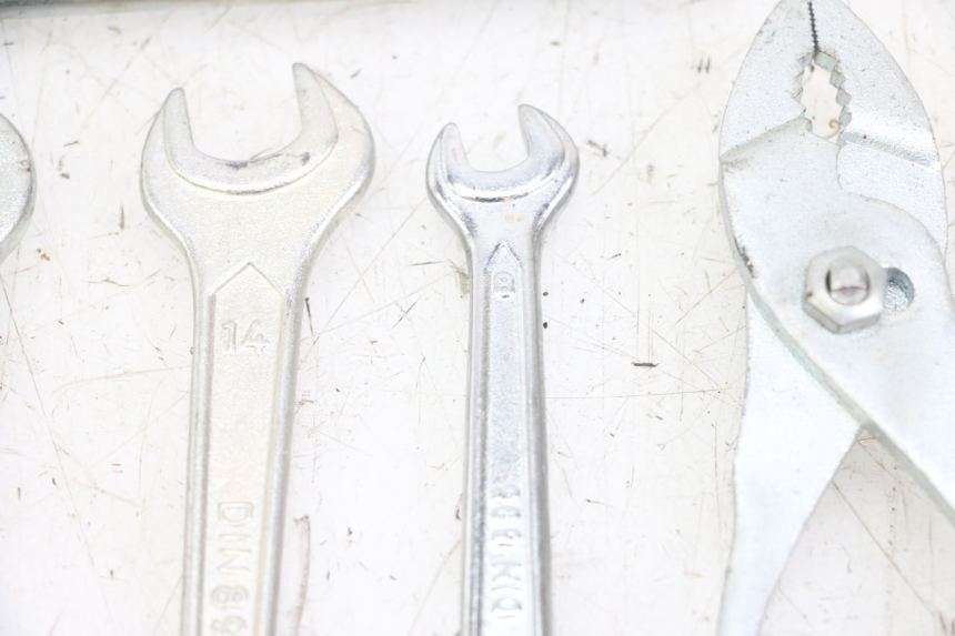 photo de TOOL KIT HONDA XLV VARADERO 125 (2000 - 2006) - Additional view of the item