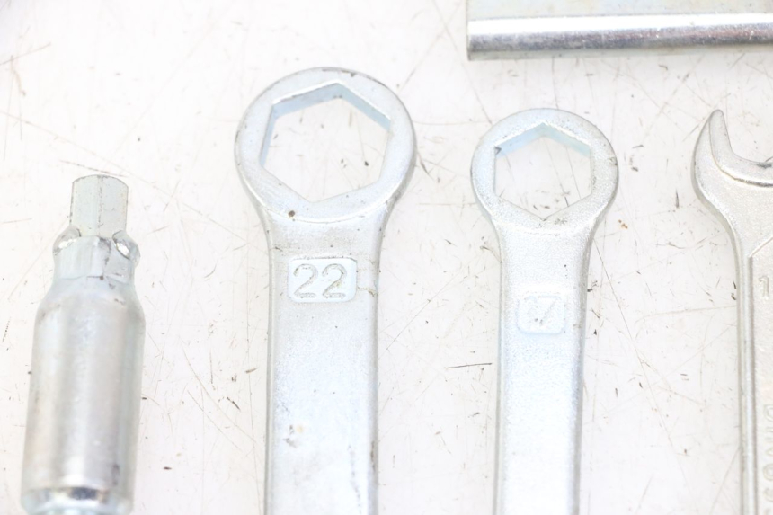 photo de TOOL KIT HONDA XLV VARADERO 125 (2000 - 2006) - Distinctive features