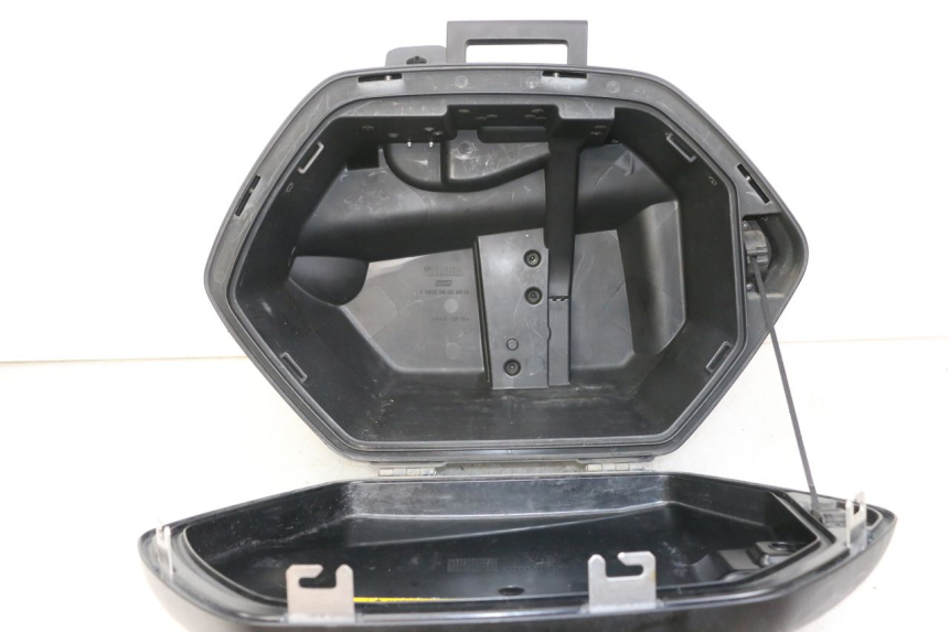 photo de LEFT SUITCASE YAMAHA TDM ABS 900 (2002 - 2014) - Zoom on usage condition