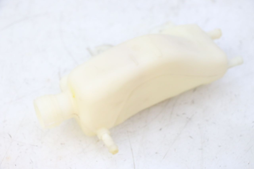 photo de COOLANT EXPANSION BOTTLE PIAGGIO MP3 HPE 310 (2024 - 2025) - Technical close-up
