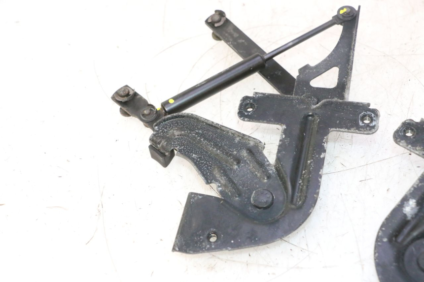 photo de UNDERSEAT ROD SHOCK PEUGEOT SATELIS 125 (2006 - 2009) - Zoom on usage condition