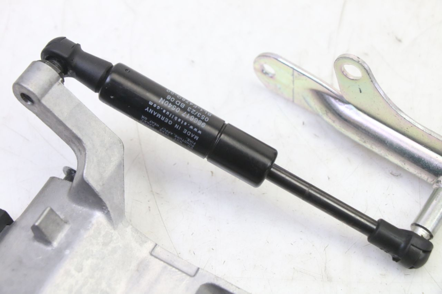 photo de UNDERSEAT ROD SHOCK YAMAHA XMAX X-MAX 125 (2021 - 2025) - Zoom on usage condition