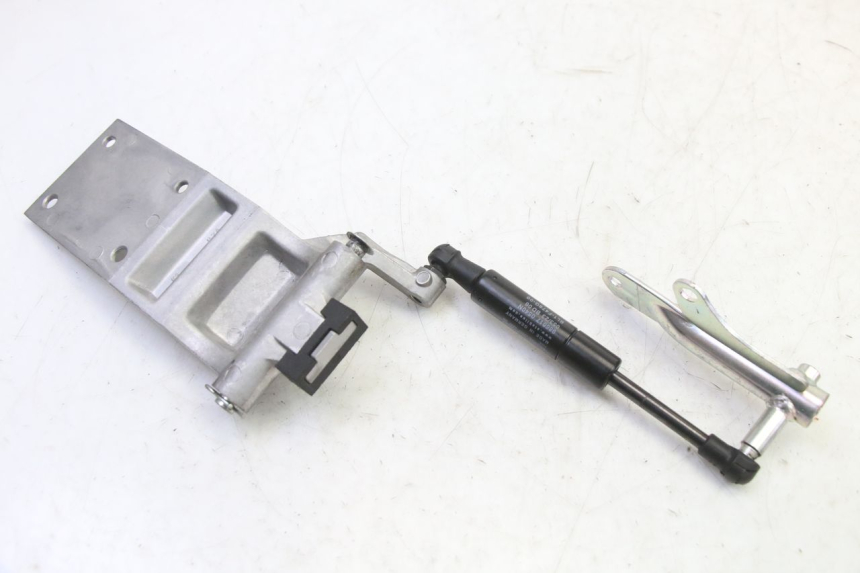 photo de UNDERSEAT ROD SHOCK YAMAHA XMAX X-MAX 125 (2021 - 2025) - Technical close-up