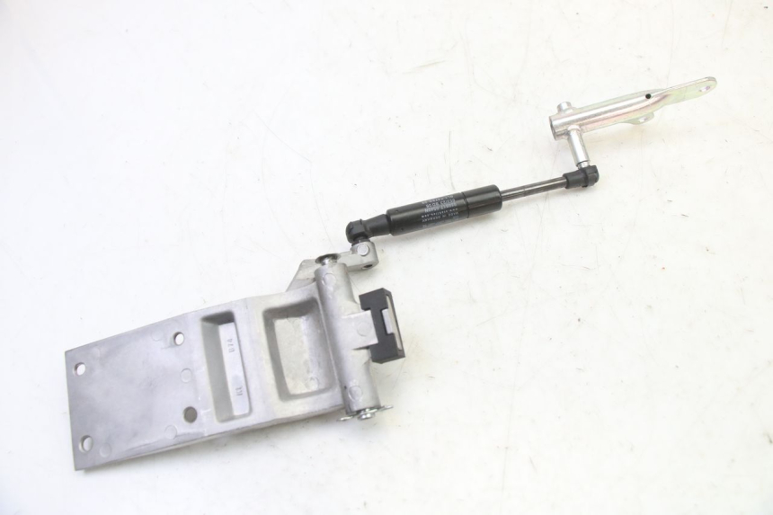 photo de UNDERSEAT ROD SHOCK YAMAHA XMAX X-MAX 125 (2021 - 2025) - Fixing points details