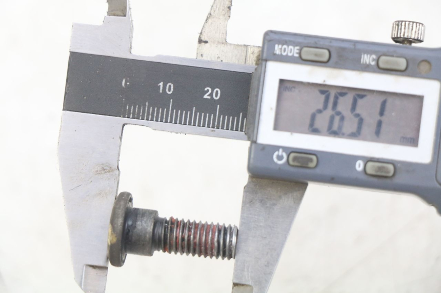 photo de BRAKE DISC BOLT KYMCO AGILITY 16+ 4T 50 (2018 - 2023) - Zoom on usage condition