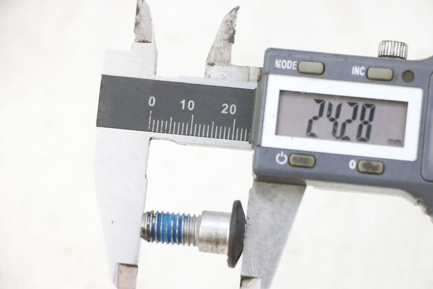 photo de BRAKE DISC BOLT SUZUKI BURGMAN 125 (2007 - 2014) - Zoom on usage condition