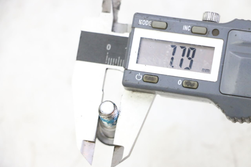 photo de BRAKE DISC BOLT SUZUKI BURGMAN 125 (2007 - 2014) - Alternative perspective