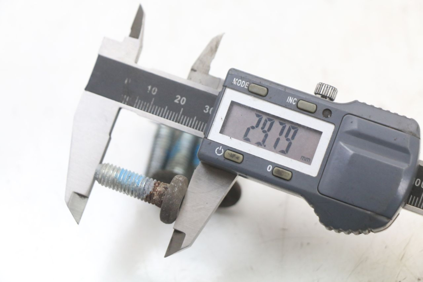 photo de BRAKE DISC BOLT YAMAHA CYGNUS X 125 (2004 - 2007) - Alternative perspective