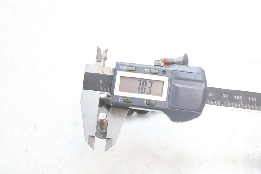 photo de BRAKE DISC BOLT HONDA FJS SILVER WING SILVERWING 400 (2005 - 2008) - Alternative perspective