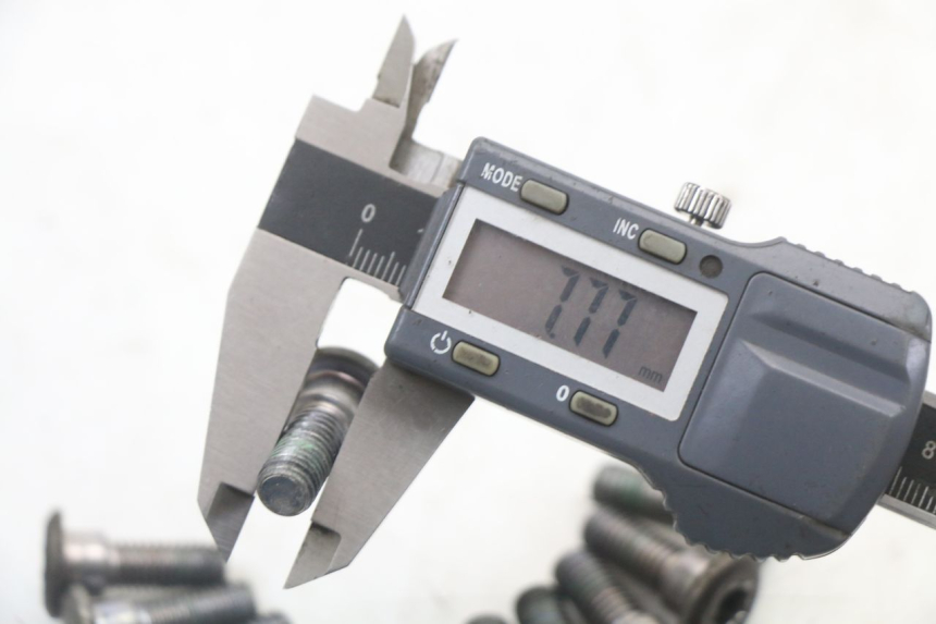 photo de BRAKE DISC BOLT HONDA CBR F 1000 (1993 - 1996) - Alternative perspective