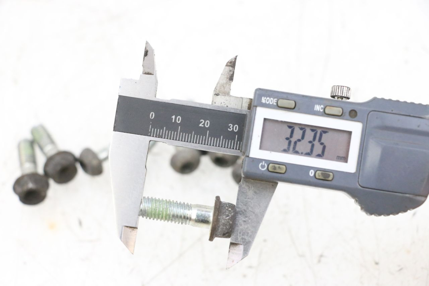 photo de BRAKE DISC BOLT HONDA NSR R 125 (1994 - 2003) - Technical close-up