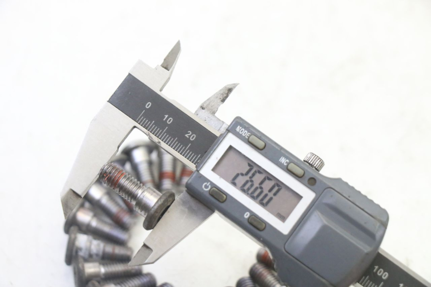 photo de BRAKE DISC BOLT HONDA NTV DEAUVILLE 650 (2001 - 2006) - Zoom on usage condition