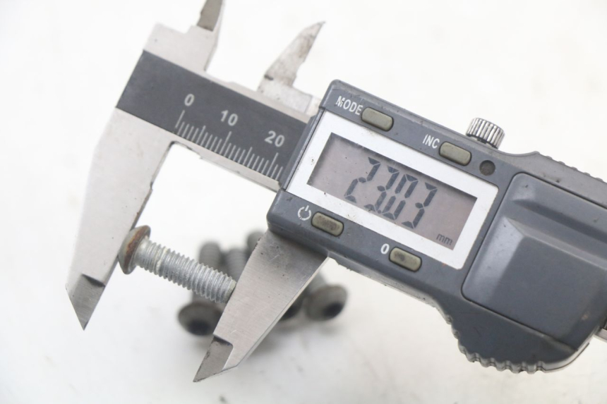 photo de BRAKE DISC BOLT PIAGGIO BEVERLY 125 (1998 - 2005) - Zoom on usage condition