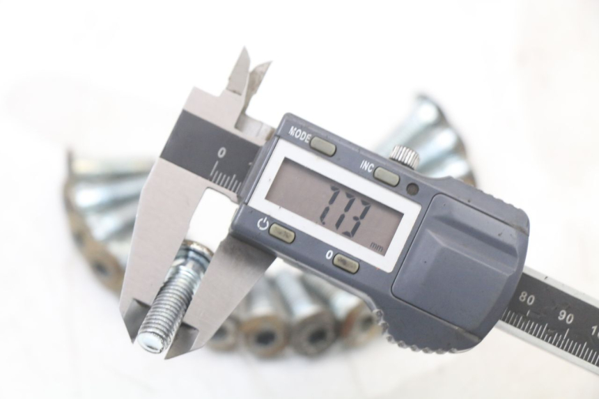 photo de BRAKE DISC BOLT REGAL RAPTOR RAXTER 2 125 (2007 - 2015) - Alternative perspective