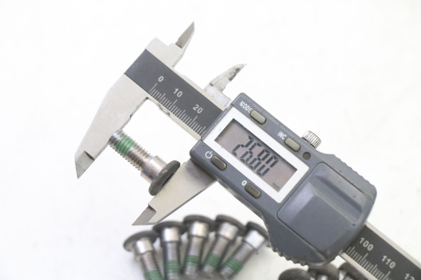 photo de BRAKE DISC BOLT HONDA ST PAN EUROPEAN 1300 (2002 - 2013) - Alternative perspective