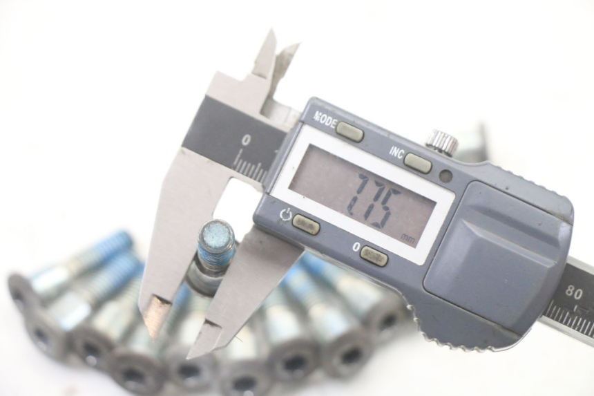 photo de BRAKE DISC BOLT SUZUKI GSF S BANDIT 600 (2000 - 2004) - Alternative perspective