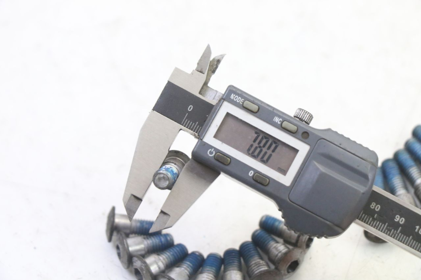 photo de BRAKE DISC BOLT SUZUKI SV S 650 (2003 - 2009) - Technical close-up