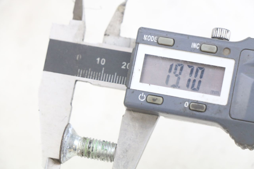 photo de BRAKE DISC BOLT PEUGEOT TREKKER 50 (1998 - 2004) - Zoom on usage condition