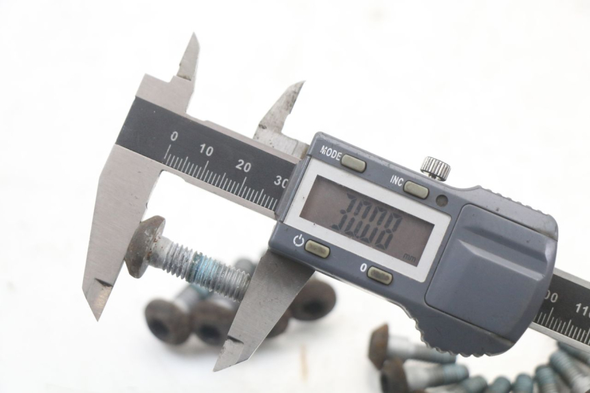 photo de BRAKE DISC BOLT YAMAHA XJ6 ABS 600 (2008 - 2016) - Alternative perspective