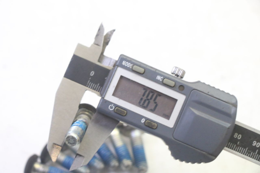 photo de BRAKE DISC BOLT YAMAHA YP MAJESTY 125 (2007 - 2010) - Alternative perspective