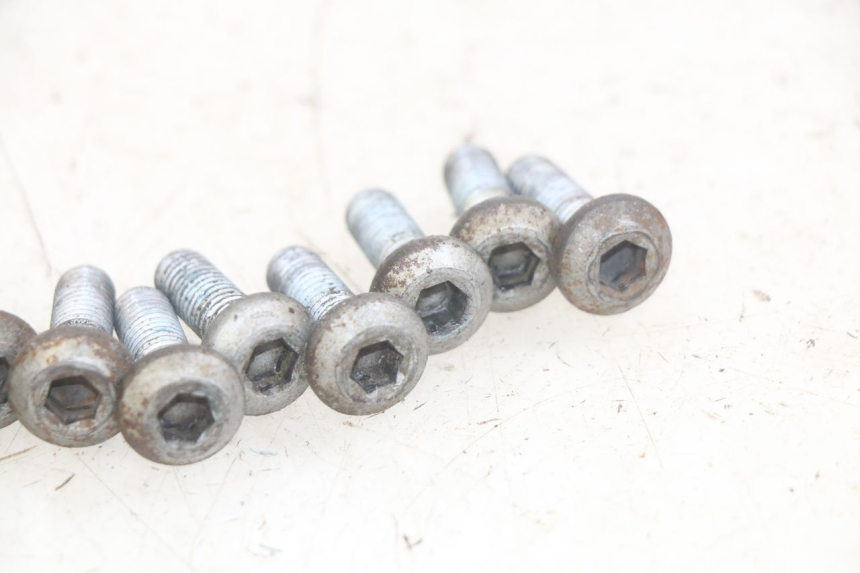 photo de BRAKE DISC BOLT YAMAHA YZF R THUNDERCAT 600 (1996 - 2003) - Technical close-up