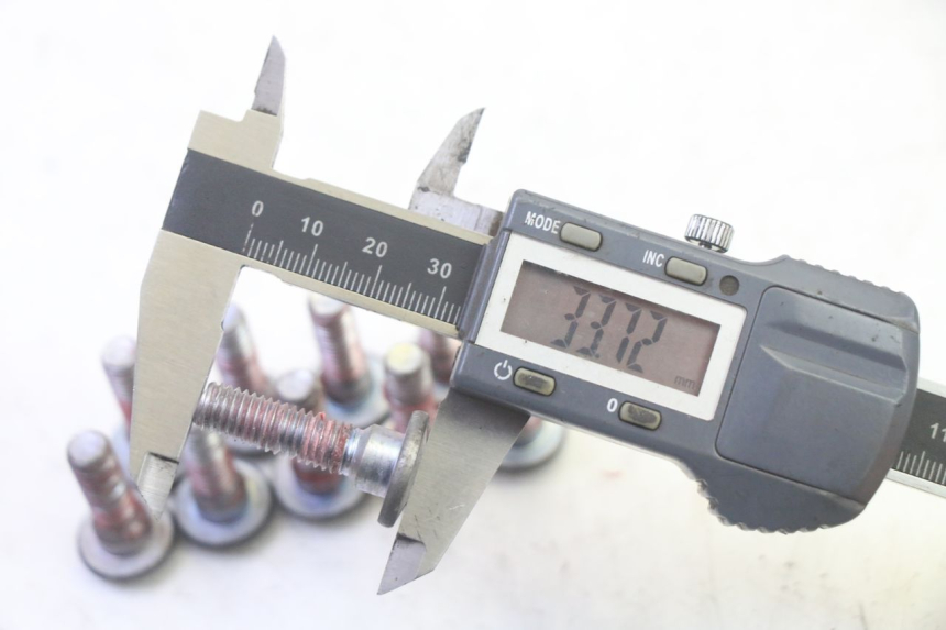 photo de BRAKE DISC BOLT KAWASAKI ZR 7 750 (1999 - 2004) - Alternative perspective