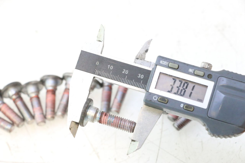 photo de BRAKE DISC BOLT KAWASAKI ZZR 600 (1995 - 2004) - Technical close-up